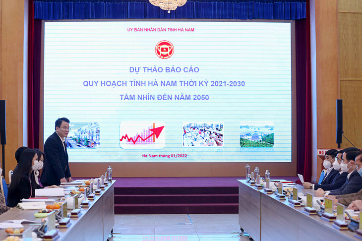 UBND tỉnh Hà Nam tổ chức Hội thảo lấy ý kiến rộng rãi cho Dự thảo hồ sơ Quy hoạch Tỉnh thời kỳ 2021 - 2030, tầm nhìn đến năm 2050. Ảnh: Trang Nguyễn