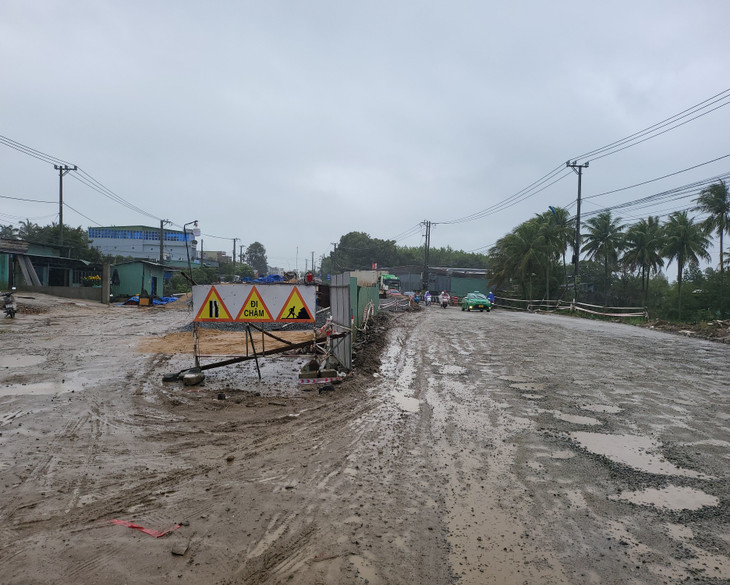 Mặt đường hư hỏng, cảnh báo thi công sơ sài, không rào chắn, không căng dây phạm vi công trường là những bất cập tại Dự án Cải tạo, nâng cấp Quốc lộ 19 nối Gia Lai - Bình Định