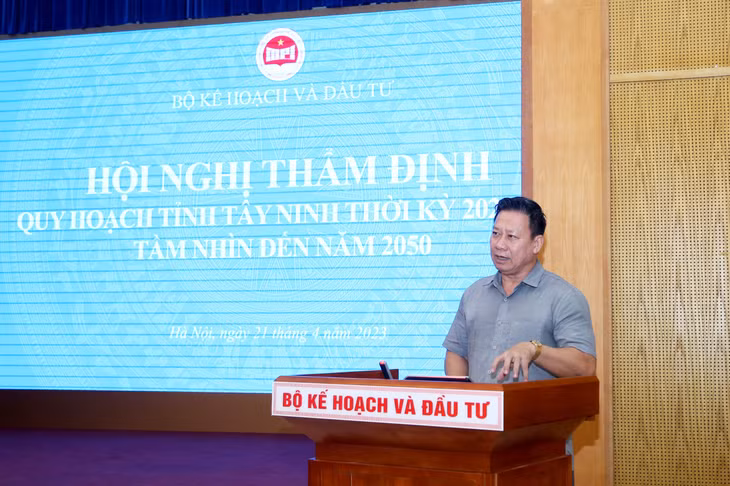 Ông Nguyễn Thanh Ngọc, Chủ tịch UBND tỉnh Tây Ninh phát biểu tại Phiên họp. Ảnh: Đức Trung