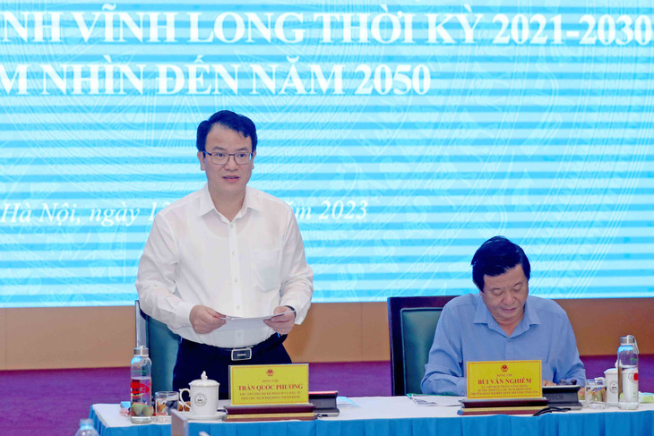 Thứ trưởng Bộ Kế hoạch và Đầu tư Trần Quốc Phương: Trong bối cảnh dịch Covid-19 ảnh hưởng tiêu cực, tốc độ tăng trưởng kinh tế của tỉnh Vĩnh Long năm 2020 vẫn đạt 3,9%/năm là một tín hiệu tích cực phản ánh sự quyết tâm và sự nỗ lực không ngừng của các cấp chính quyền, sự vươn lên của cộng đồng doanh nghiệp và người dân trên địa bàn Tỉnh. Ảnh: Đức Trung Thứ trưởng Bộ Kế hoạch và Đầu tư Trần Quốc Phương: Trong bối cảnh dịch Covid-19 ảnh hưởng tiêu cực, tốc độ tăng trưởng kinh tế của tỉnh Vĩnh Long năm 2020 vẫn đạt 3,9%/năm là một tín hiệu tích cực phản ánh sự quyết tâm và sự nỗ lực không ngừng của các cấp chính quyền, sự vươn lên của cộng đồng doanh nghiệp và người dân trên địa bàn Tỉnh. Ảnh: Đức Trung