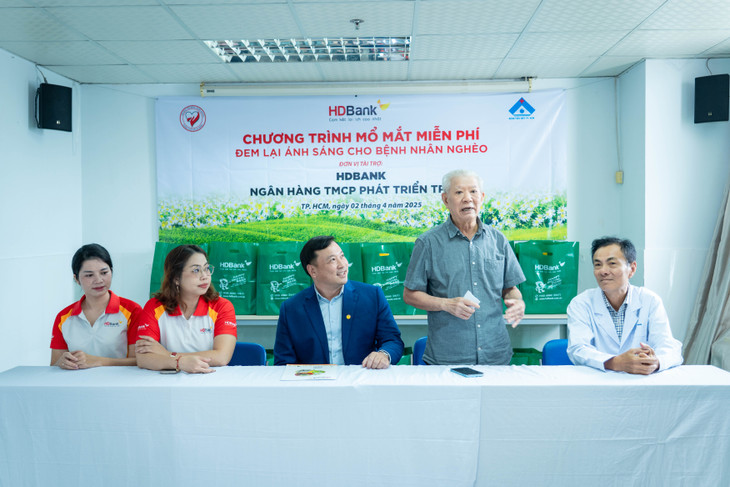 Trong sáng 2/4/2025, 100 bệnh nhân có hoàn cảnh khó khăn ở TP. HCM và các tỉnh lân cận đã có mặt tại Bệnh viện Mắt TP. HCM từ sáng sớm để thực hiện phẫu thuật mắt miễn phí