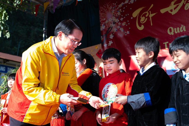 HDBank còn thường xuyên tổ chức các chương trình thiện nguyện khác trên cả nước, như trao quà, trao học bổng cho các em học sinh vùng sâu, vùng xa