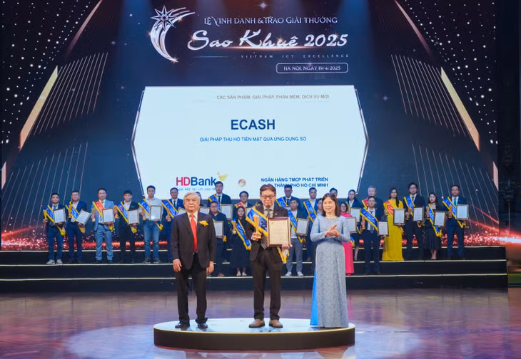 Hai giải pháp tài chính của HDBank là Kiosk Y tế thông minh MediPay và eCash - giải pháp thu hộ tiền mặt qua ứng dụng số được vinh danh tại Giải Sao Khuê 2025