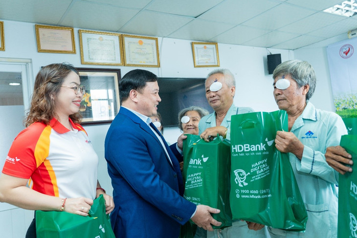 Sắp tới, HDBank sẽ cùng Hội Bảo trợ Bệnh nhân nghèo TP. HCM triển khai 900 ca phẫu thuật mắt trong năm 2025 tại TP.HCM, Cà Mau, Bình Định....