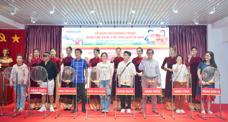 Các khách hàng cùng tham gia quay số lồng cầu để tìm ra chủ nhân của các giải thưởng giá trị