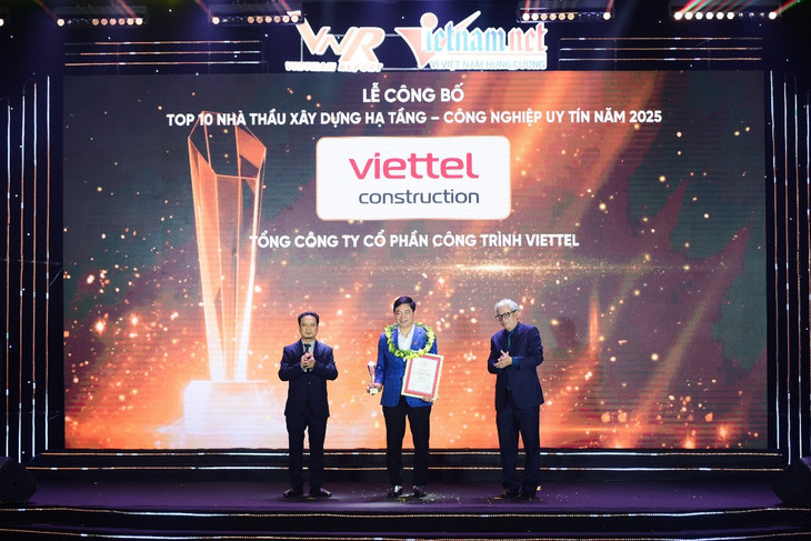 Ông Đặng Văn Chung - Phó tổng giám đốc - Đại diện Viettel Construction tham dự và chia sẻ tại buổi lễ