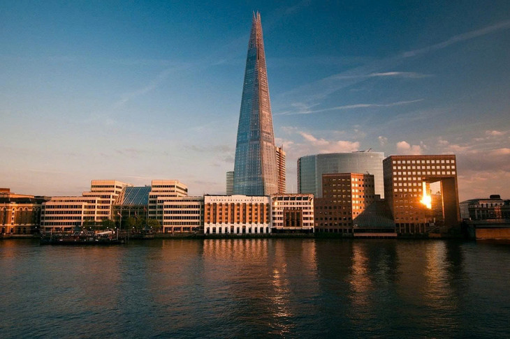 The Shard - ngọn tháp điêu khắc nổi lên từ dòng sông Thames nước Anh.