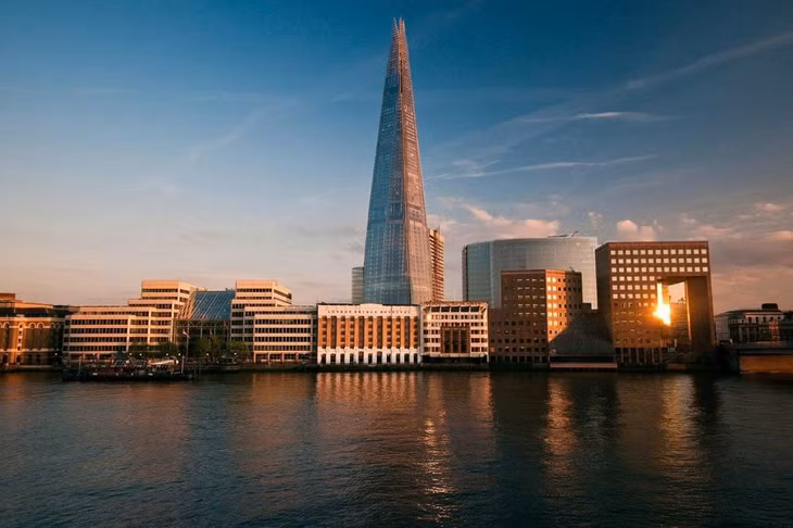 The Shard - ngọn tháp điêu khắc nổi lên từ dòng sông Thames nước Anh.