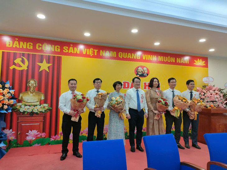 Thứ trưởng Bộ Tài chính Trần Quốc Phương tặng hoa chúc mừng Ban Chấp hành Đảng bộ Cục Quản lý đấu thầu nhiệm kỳ 2020 - 2025 Thứ trưởng Bộ Tài chính Trần Quốc Phương tặng hoa chúc mừng Ban Chấp hành Đảng bộ Cục Quản lý đấu thầu nhiệm kỳ 2020 - 2025