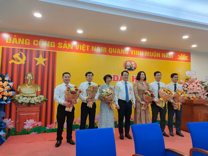 Thứ trưởng Bộ Tài chính Trần Quốc Phương tặng hoa chúc mừng Ban Chấp hành Đảng bộ Cục Quản lý đấu thầu nhiệm kỳ 2020 - 2025