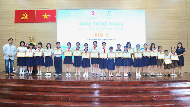 Có 13 học sinh là con em, người thân của cán bộ, nhân viên SAWACO đã xuất sắc nhận Giải C.