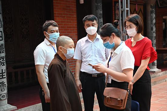 Các điều tra viên thu thập thông tin tại cơ sở tín ngưỡng tôn giáo, cơ sở sản xuất kinh doanh cá thể tại Hà Nội trong ngày ra quân Tổng điều tra kinh tế giai đoạn 2