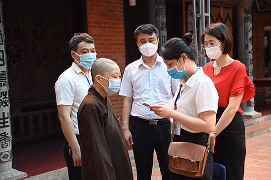 Các điều tra viên thu thập thông tin tại cơ sở tín ngưỡng tôn giáo, cơ sở sản xuất kinh doanh cá thể tại Hà Nội trong ngày ra quân Tổng điều tra kinh tế giai đoạn 2