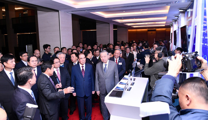 Tổng bí thư Tô Lâm, Thủ tướng Chính phủ Phạm Minh Chính cùng các đồng chí lãnh đạo, nguyên lãnh đạo Đảng, Nhà nước thăm khu trưng bày của Tập đoàn VNPT tại hội nghị toàn quốc quán triệt Nghị quyết số 57-NQ/TW của Bộ Chính trị về đột phá phát triển khoa học, công nghệ (KHCN), đổi mới sáng tạo và chuyển đổi số quốc gia được tổ chức ngày 13/1/2025