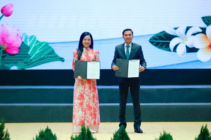 Bà Nguyễn Thị Thanh Bình, Chủ tịch Công ty TNHH MTV điện gió Savan 1 và ông Phạm Như Ánh, Tổng giám đốc Ngân hàng TMCP Quân Đội (MB) trao thỏa thuận thu xếp vốn cho dự án điện gió Savan 1.