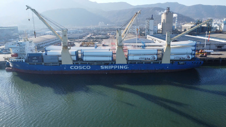 Trong hai ngày 7/1 và 9/1/2025, lô tuabin gió đầu tiên và lô tuabin gió thứ 2 đã cập cảng Hòn La (tỉnh Quảng Bình) nhằm đáp ứng tiến độ triển khai khẩn trương, nhanh chóng của dự án điện gió Savan 1.