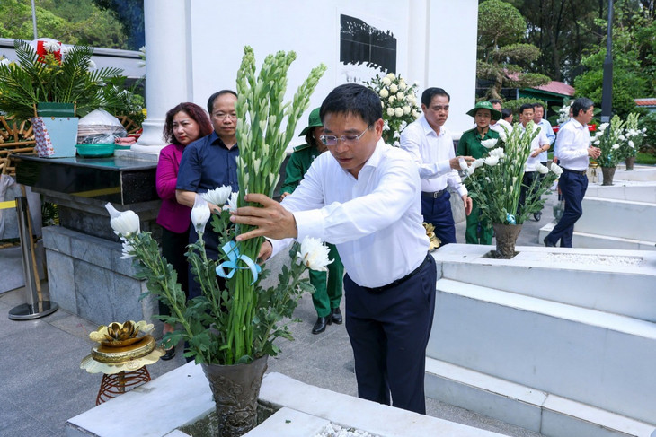 Bộ trưởng và Đoàn dâng hương, dâng hoa tại Khu mộ 10 nữ Anh hùng liệt sĩ thanh niên xung phong đã anh dũng hy sinh tại Ngã ba Đồng Lộc