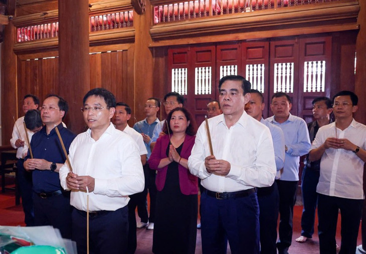 Bộ trưởng Nguyễn Văn Thắng và lãnh đạo tỉnh Hà Tĩnh dâng hương và hoa tại Đền thờ Ngã ba Đồng Lộc