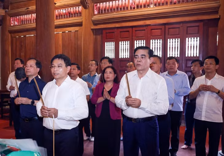 Bộ trưởng Nguyễn Văn Thắng và lãnh đạo tỉnh Hà Tĩnh dâng hương và hoa tại Đền thờ Ngã ba Đồng Lộc