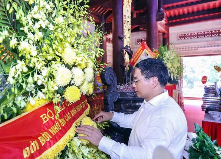 Bộ trưởng Nguyễn Văn Thắng và Chủ tịch UBND tỉnh Nghệ An Lê Hồng Vinh dâng hương, dâng hoa tưởng niệm tại Khu di tích lịch sử quốc gia Truông Bồn