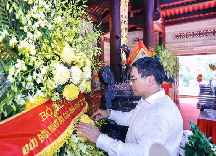 Bộ trưởng Nguyễn Văn Thắng và Chủ tịch UBND tỉnh Nghệ An Lê Hồng Vinh dâng hương, dâng hoa tưởng niệm tại Khu di tích lịch sử quốc gia Truông Bồn