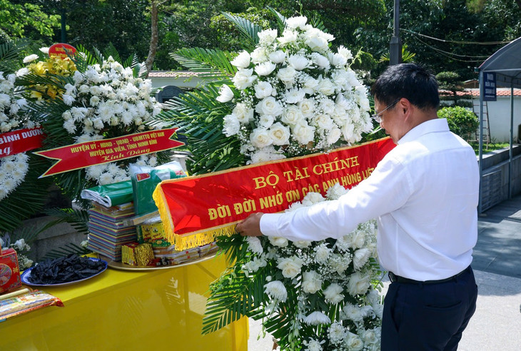 Bộ trưởng Bộ Tài chính Nguyễn Văn Thắng dâng vòng hoa tại Đài tưởng niệm Anh hùng liệt sĩ ngành Giao thông vận tải