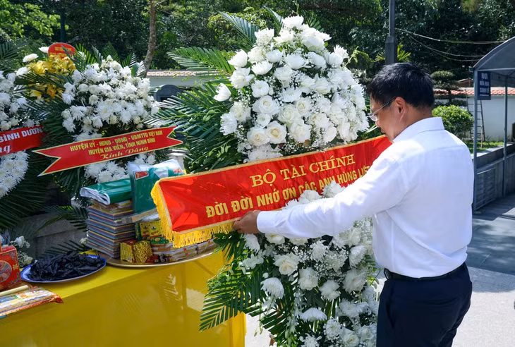 Bộ trưởng Bộ Tài chính Nguyễn Văn Thắng dâng vòng hoa tại Đài tưởng niệm Anh hùng liệt sĩ ngành Giao thông vận tải