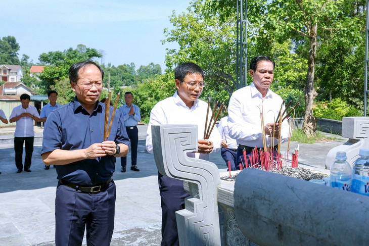 Bộ trưởng Bộ Tài chính Nguyễn Văn Thắng, Bí thư Tỉnh ủy Hà Tĩnh Nguyễn Duy Lâm, Chủ tịch UBND tỉnh Hà Tĩnh Võ Trọng Hải dâng hương tại Đài tưởng niệm Anh hùng liệt sĩ ngành Giao thông vận tải