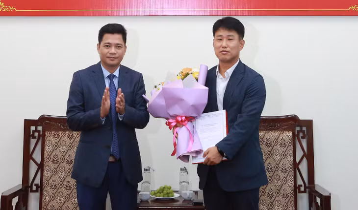 Ông Nguyễn Xuân Phương, Trưởng Ban Quản lý các khu công nghiệp tỉnh Vĩnh Phúc trao Giấy chứng nhận đăng ký đầu tư cho ông Ha Jea Gab, Tổng giám đốc Công ty TNHH Solum Vina