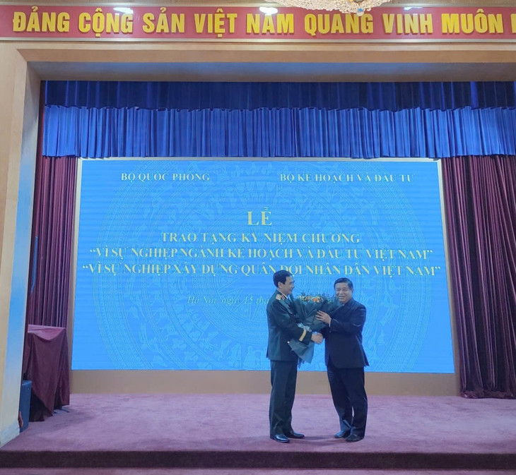 Đại tướng Phan Văn Giang tặng hoa chúc mừng Bộ trưởng Bộ Kế hoạch và Đầu tư Nguyễn Chí Dũng