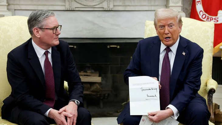 Tổng thống Mỹ Donald Trump và Thủ tướng Anh Keir Starmer - Ảnh: Reuters