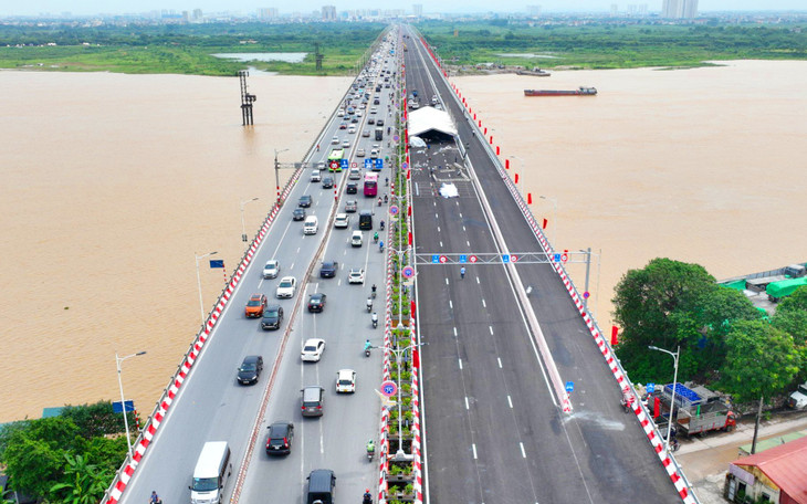 Trên cầu Vĩnh Tuy 2, người và phương tiện tham gia giao thông đường bộ đi 1 chiều trên mặt cầu Vĩnh Tuy 2 theo hướng từ quận Hai Bà Trưng đi quận Long Biên được phân làn phương tiện theo hướng: 3 làn xe cơ giới - làn cạnh dải phân cách giữa chiều rộng 3,75 m/mỗi làn, tốc độ khai thác tối đa 60 km/h, 1 làn xe hỗn hợp dành cho xe máy và xe thô sơ là làn cạnh lan can phải cầu, chiều rộng 4,8 m, tốc độ khai thác tối đa 40 km/h. Ảnh: Lê Tiên