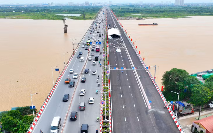 Trên cầu Vĩnh Tuy 2, người và phương tiện tham gia giao thông đường bộ đi 1 chiều trên mặt cầu Vĩnh Tuy 2 theo hướng từ quận Hai Bà Trưng đi quận Long Biên được phân làn phương tiện theo hướng: 3 làn xe cơ giới - làn cạnh dải phân cách giữa chiều rộng 3,75 m/mỗi làn, tốc độ khai thác tối đa 60 km/h, 1 làn xe hỗn hợp dành cho xe máy và xe thô sơ là làn cạnh lan can phải cầu, chiều rộng 4,8 m, tốc độ khai thác tối đa 40 km/h. Ảnh: Lê Tiên