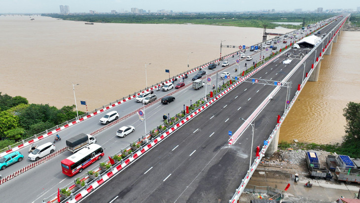 Công tác chuẩn bị thông xe cầu Vĩnh Tuy - giai đoạn 2 vào ngày 29/8/2023. Ảnh: Lê Tiên