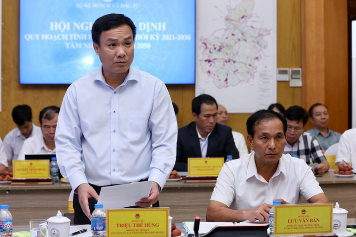 Ông Triệu Thế Hùng, Chủ tịch UBND tỉnh Hải Dương phát biểu tại Phiên họp Ông Triệu Thế Hùng, Chủ tịch UBND tỉnh Hải Dương phát biểu tại Phiên họp