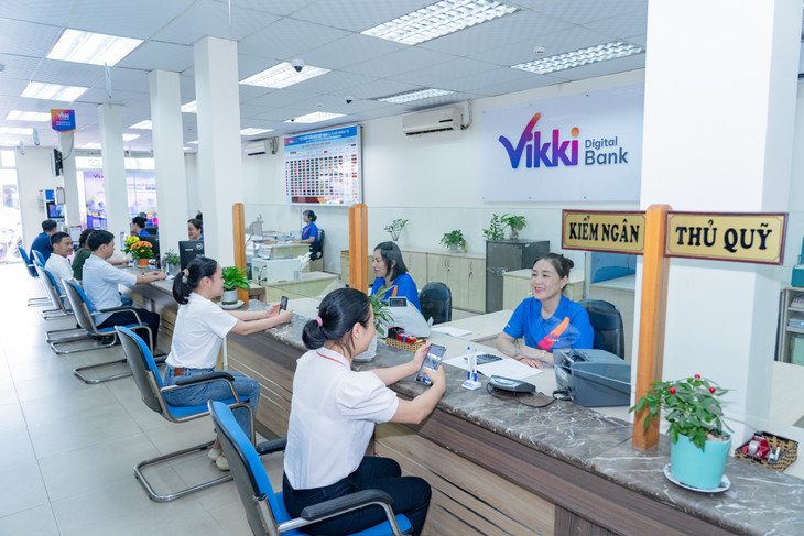 Khách hàng thực hiện giao dịch tại điểm giao dịch Ngân hàng số Vikki Bà Chiểu