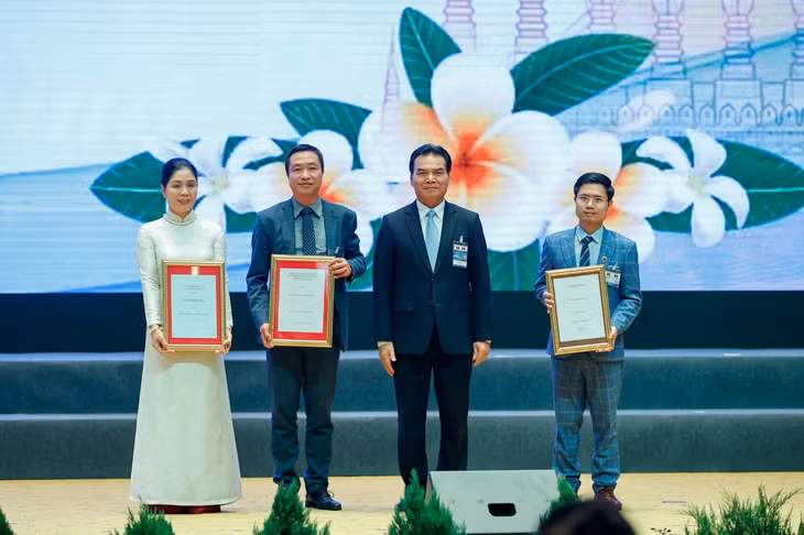 Lãnh đạo Bộ Kế hoạch và Đầu tư Lào trao hợp đồng nhượng quyền dự án điện gió Savan 1 cho ông Nguyễn Thái Hà, Tổng Giám đốc Công ty TNHH MTV Điện gió Savan 1 (thứ hai từ trái sang). (Ảnh Nhật Bắc/VGP)