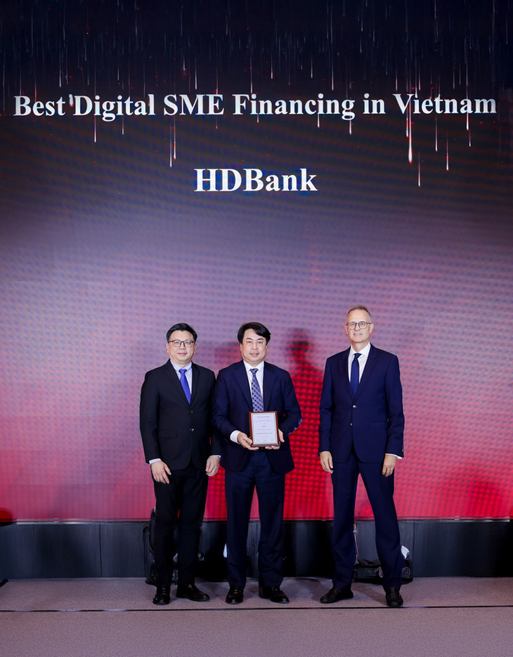 Ông Nguyễn Văn Hảo (giữa) - Phó Tổng giám đốc HDBank đại diện Ngân hàng nhận giải thưởng từ The Asian Banker