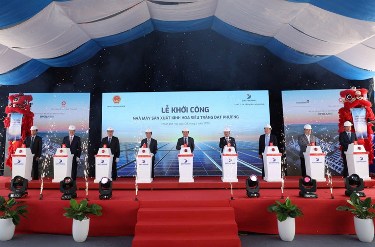 Lãnh đạo thành phố, chủ đầu tư và đơn vị cung cấp dây chuyền công nghệ thực hiện nghi thức khởi công xây dựng Nhà máy kính hoa siêu trắng Đạt Phương Lãnh đạo thành phố, chủ đầu tư và đơn vị cung cấp dây chuyền công nghệ thực hiện nghi thức khởi công xây dựng Nhà máy kính hoa siêu trắng Đạt Phương