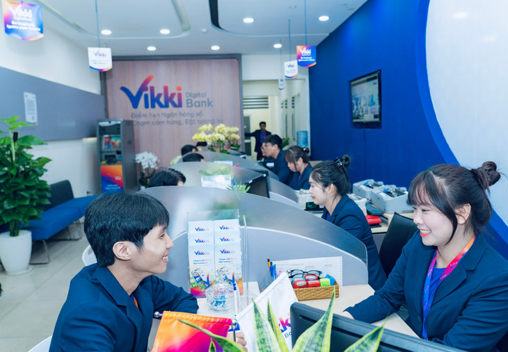 Khách hàng gửi tiền tiết kiệm tại điểm giao dịch Ngân hàng số Vikki Hai Bà Trưng
