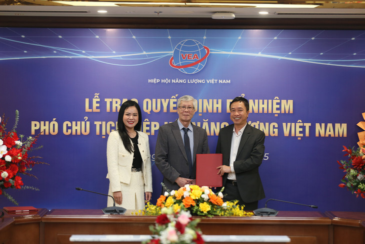 Lãnh đạo Hiệp hội Năng lượng Việt Nam trao Quyết định kết nạp hội viên Hiệp hội cho đại diện Tập đoàn Năng lượng T&amp;T (T&amp;T Energy)