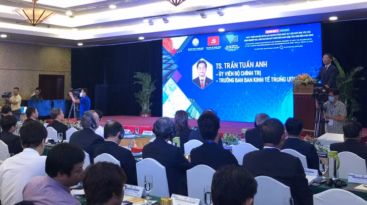 Ông Trần Tuấn Anh, Ủy viên Bộ Chính trị, Trưởng Ban Kinh tế Trung ương phát biểu tại Hội thảo