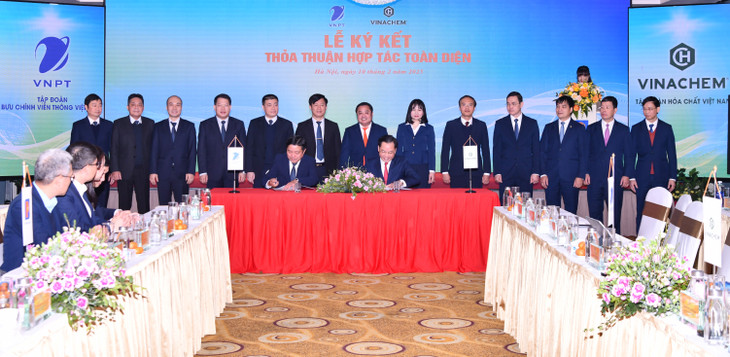 Tổng Giám đốc Vinachem và Tổng Giám đốc VNPT thực hiện ký kết hợp tác giữa hai Tập đoàn