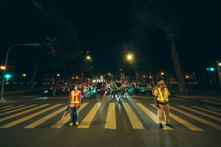 Lực lượng chức năng và tình nguyện viên hỗ trợ phân luồng giao thông