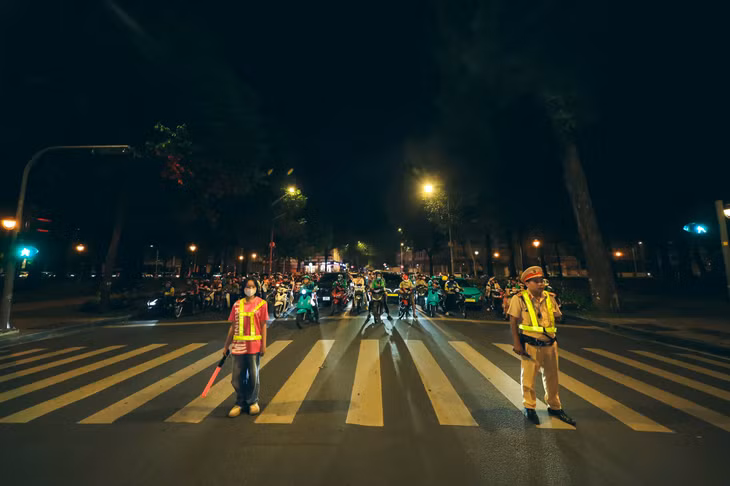 Lực lượng chức năng và tình nguyện viên hỗ trợ phân luồng giao thông