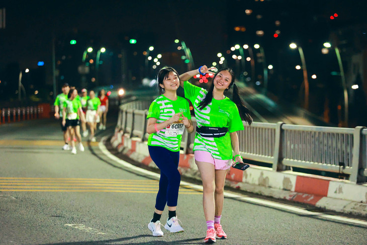 Vận động viên nhí nhảnh tạo dáng trước ống kính camera