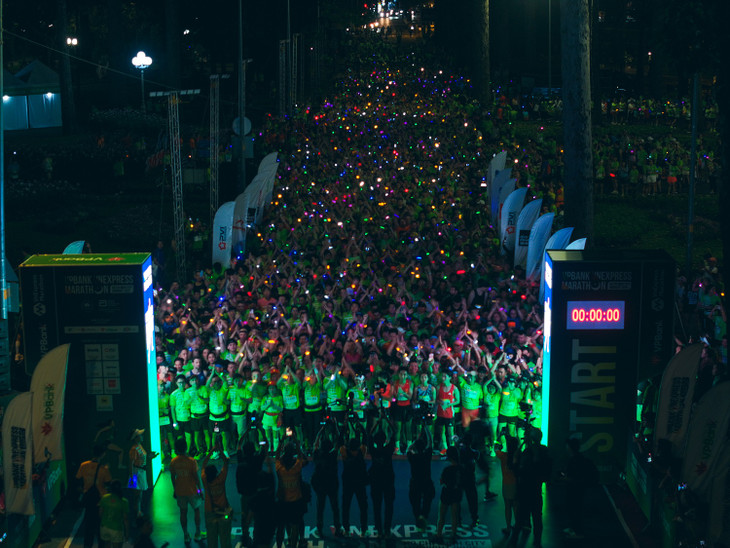 Các vận động viên tạo nên một dòng sông ánh sáng lung linh, huyền ảo