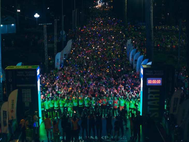 Các vận động viên tạo nên một dòng sông ánh sáng lung linh, huyền ảo