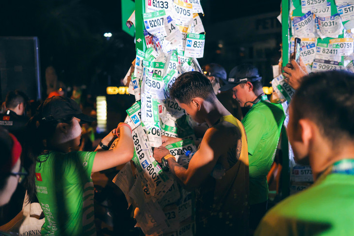 Vận động viên hào hứng dán Bib tại Rừng cây thịnh vượng