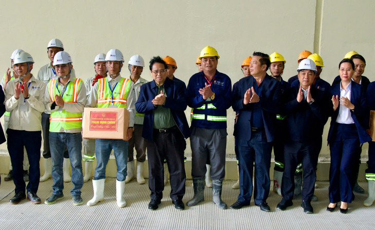 Thủ tướng tặng quà, biểu dương tinh thần làm việc của cán bộ công nhân viên Thủ tướng tặng quà, biểu dương tinh thần làm việc của cán bộ công nhân viên